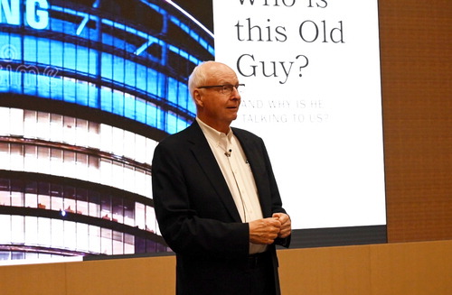 리처드 스미스 핑커턴 재단 CEO(전 미국 뉴스위크 회장)가 삼성전자와 관계사 임원을 대상으로 강연을 하고 있다.  삼성