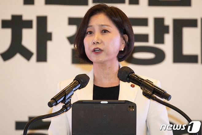 (제주=뉴스1) 유승관 기자 = 허은아 국민의힘 최고위원 후보가 13일 제주 퍼시픽호텔에서 열린 국민의힘 제3차 전당대회 제주 합동연설회에서 당원들을 향해 지지를 호소하고 있다. 2023.2.13/뉴스1 Copyright (C) 뉴스1. All rights reserved. 무단 전재 및 재배포 금지.