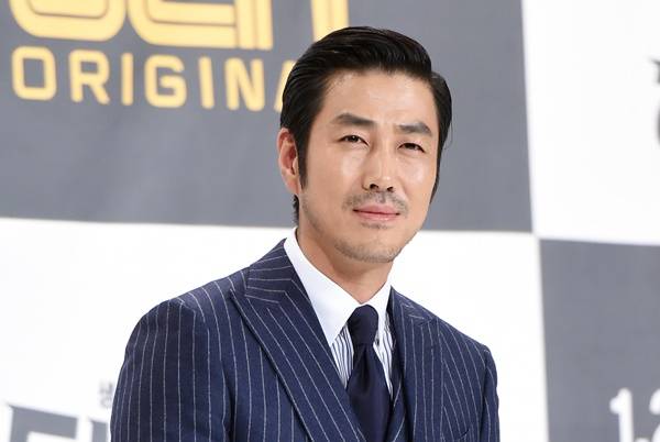 윤태영이 부ㄴ으로부터 33억여원 상당의 주식을 받았으나 증여세 선정 방식으로 조세당국과 소송을 벌이고 있다. OCN 드라마 ‘동네의 영웅' 제작발표회에서의 배우 윤태영. /사진=뉴스1