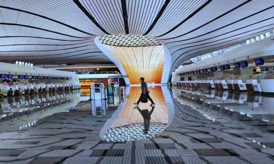 중국 베이징 다싱공항에서 한 승객이 걸어가고 있다. 2019년 하반기 개항한 다싱공항은 동아시아 항공 허브로의 도약을 꿈꾸며 개항했으나 코로나19 팬데믹 등으로 그 역할을 하지 못하고 있다는 평가를 받고 있다. 글로벌타임스 캡처