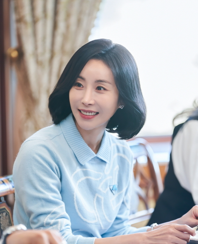 Han Eun-jung was the first to appear as Lee Eun-sung, wife of The Rookies wife.TV CHOSUNs new weekend mini-series  ⁇ Lady Durian ⁇  (playwright Peanut butter and jelly sandwich (Phoebe, Im Sung-han) / directed Shin Woo-chul, Jung-jin / production Barnson Studio, high ground) is a strange and beautiful fantasy melodrama.Lady Durian tells the story of the strange, beautiful, timeless destiny of two unidentified women and the Dan family who appeared at the moment of the lunar eclipse when a big party was held at the cottage of the Dan family.Above all, Lady Durian is not only an extraordinary hit such as  ⁇   ⁇   ⁇   ⁇   ⁇ ,  ⁇   ⁇   ⁇   ⁇ ,  ⁇   ⁇   ⁇   ⁇   ⁇   ⁇ ,  ⁇   ⁇   ⁇   ⁇   ⁇   ⁇   ⁇  Peanut butter and jelly sandwich It is the first fantasy melodrama written by a writer.Shin Woo-chul, who has been acclaimed for his sensual and detailed performance in the secret garden, the elegance of the shrine, and the  ⁇   ⁇   ⁇   ⁇ , is raising his expectations for the first time.Han Eun-jung breaks into the role of Lee Eun-sung, the wife of The Rookie Min-joon and the second daughter-in-law of Baekdoi (Choi Myung-gil) in Lady Durian.She is sensitive, picky, and fox-like. She is polite and charming to her mother-in-law and husband more than anyone else. Since her father was a minister, she has grace and culture to her bones, so she has a formal smile and a polite attitude.Han Eun-jung has been playing a solid role in various works regardless of genre, and has shown a limitless spectrum in performing arts.Han Eun-jung is drawing attention to what kind of acting transformation he will draw through Lee Eun-sung in Lady Durian.In this regard, Han Eun-jung unveiled his first appearance, which made him steal his gaze with his fashionable fashion and alluring aspects. Lee Eun-sung attended party and family gatherings.Lee Eun-sung is making a brilliant appearance with a navy colored off-shoulder dress and colorful accessories.In addition, the burgundy dress and sky tone casual costume reveal the unique sophistication of Lee Eun-sung, the daughter-in-law of the chaebol.Lee Eun-sung, who does not lose his polite attitude and elegant smile, is interested in what kind of tension he will cause.In particular, Han Eun-jung worked with Peanut butter and jelly sandwich for the first time. I have been working as an actor until now and wanted to work with Peanut butter and jelly sandwich someday.I am very pleased and thankful that I have accomplished one of my long-awaited wishes through this work. I also did not know that the artist would play such a good role.It is the second daughter-in-law of a juggler who is very cultured and elegant, and even has a cute face.I would like to express my gratitude to the artist who cast me in this charming character and express my gratitude to Lee Eun-sung for his special affection and Peanut butter and jelly sandwich.Moreover, Han Eun-jung said, Lady Durian is a drama with fantasy, melody, romance, and comic elements.The drama story that has not been seen so far unfolds, so I hope you will look forward to it.