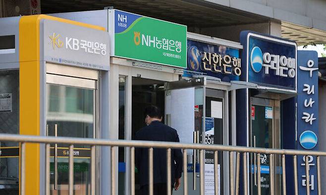 4일 오전 오전 서울 시내에 설치되어 있는 주요 은행들의 현금인출기. 연합뉴스