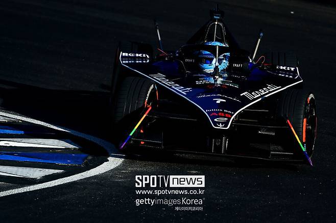 ▲ 막시밀리안 귄터가 2022~2023 시즌 포뮬러E 대회에서 레이스를 펼치고 있다.