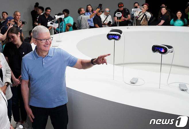 팀 쿡 애플 CEO가 소비자들과 함께 비전 프로를 보고 있다. ⓒ 로이터=뉴스1 ⓒ News1 박형기 기자