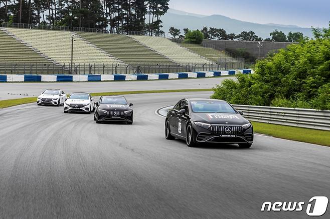 메르세데스 벤츠 코리아는 2일 경기 용인 AMG 스피드웨이에서 'AMG EQ 익스피리언스 데이'를 개최했다.(벤츠 코리아 제공)ⓒ 뉴스1