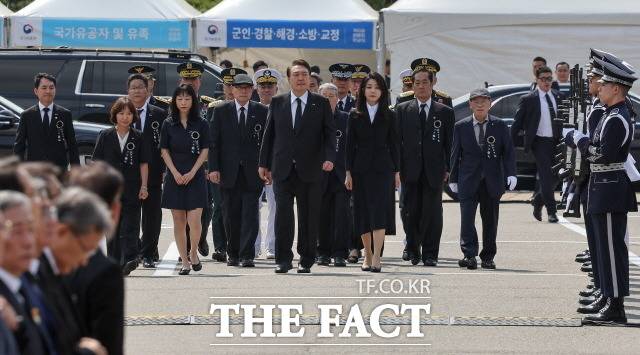 윤석열 대통령은 6일 서울 동작구 국립서울현충원에서 열린 제68회 현충일 추념식에 6·25전사자 및 순직 군경·소방 유가족들과 함께 입장했다. /뉴시스