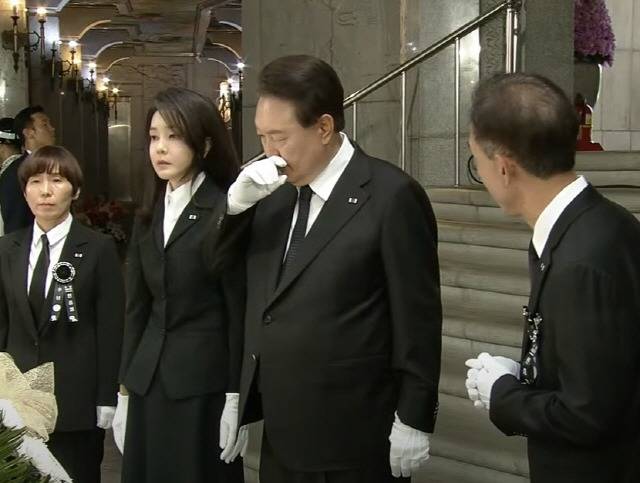 윤 대통령은 6‧25전사자의 위패를 봉안한 현충탑 위패봉안관을 참배하며 울컥하는 모습도 보였다. /KBS 유튜브 생중계 방송 갈무리