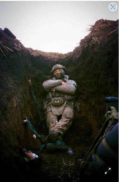 나치 문양인 토텐코프를 단 우크라이나 병사. 지난 4월 우크라이나 국방부가 트위터에 게재했다가 삭제했다. <뉴욕타임스> 누리집 갈무리