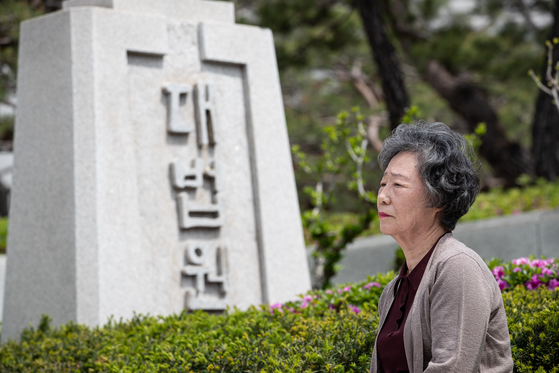 Choi Mal-ja, 77, is awaiting the Supreme Court's decision on her request for a retrial of her sexual assault case nearly 60 years ago. This photo, taken May 2, shows Choi partaking in a press conference in front of the Supreme Court in southern Seoul that day. Choi was assaulted by a man in her hometown of Gimhae, South Gyeongsang, in 1964. She bit off his tongue in what she said was an act of self-defense. The court issued a stronger sentence on her than on the man. [NEWS1]