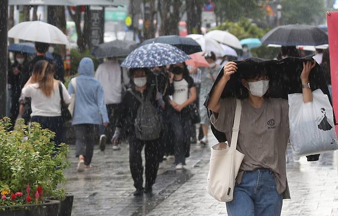 서울 강남대로에서 갑자기 쏟아진 소나기에 우산을 준비못한 시민들이 발걸음을 재촉하고 있다.  [이승환 기자]