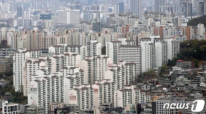 (서울=뉴스1) 김민지 기자 = 사진은 이날 오후 서울 남산에서 바라본 아파트 단지 모습. 2023.4.4/뉴스1 Copyright (C) 뉴스1. All rights reserved. 무단 전재 및 재배포 금지.