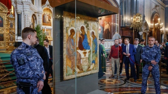 러시아 수도 모스크바의 정교회 대성당에서 일반에 전시되고 있는 성화 ‘삼위일체’. 군인들이 지키는 모습도 우리에게는 낯설기만 하다. 로이터 자료사진