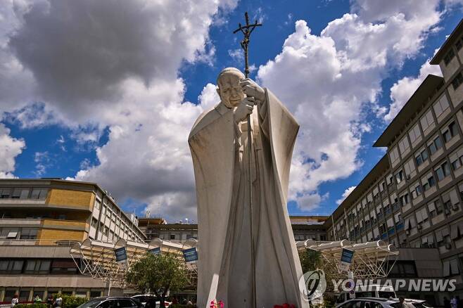 요한 바오로 2세 전 교황의 동상이 있는 이탈리아 로마의 제멜리 병원 입구 [AFP=연합뉴스 자료사진. 재판매 및 DB 금지]
