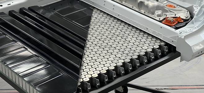 Tesla unveils new structural battery pack with 4680 cells in Gigafactory Berlin tour | Electrek