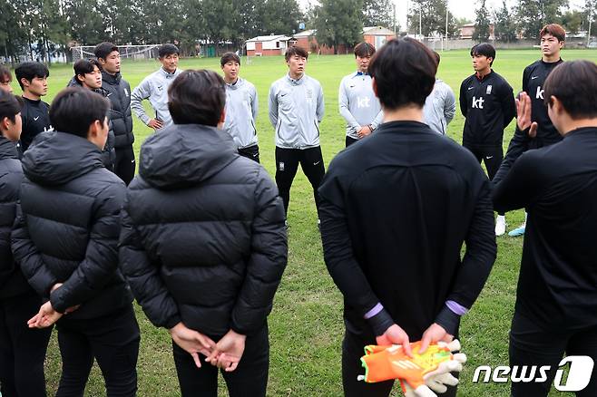 김은중 한국 20세 이하(U-20) 월드컵 축구대표팀 감독이 7일(현지시간) 아르헨티나 라 플라타 하워드 존슨 호텔 인근 훈련장에서 선수들의 회복훈련 전 격려발언을 하고 있다. 2023.6.7/뉴스1 ⓒ News1 이승배 기자