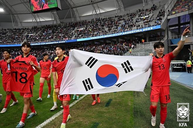 4일(현지시간) 오후 아르헨티나 산티아고 델 에스테로 스타디움에서 열린 2023 국제축구연맹(FIFA) 20세 이하(U-20) 월드컵 8강전 한국과 나이지리아의 경기에서 1:0 승리를 거둔 대한민국 대표팀이 기쁨을 나누고 있다. (대한축구협회 제공) 2023.6.5/뉴스1