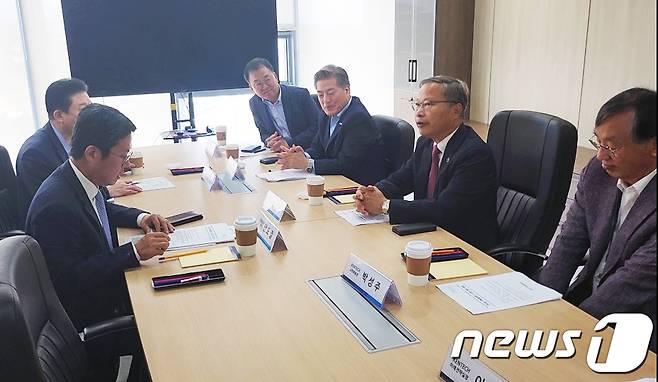 안도걸 전 기획재정부 2차관이 7일 한국에너지공대를 방문해 윤의준 총장 등과 간담회를 하고 있다.(안도걸경제연구소 제공)2023.6.7/뉴스1 ⓒ News1 박준배 기자