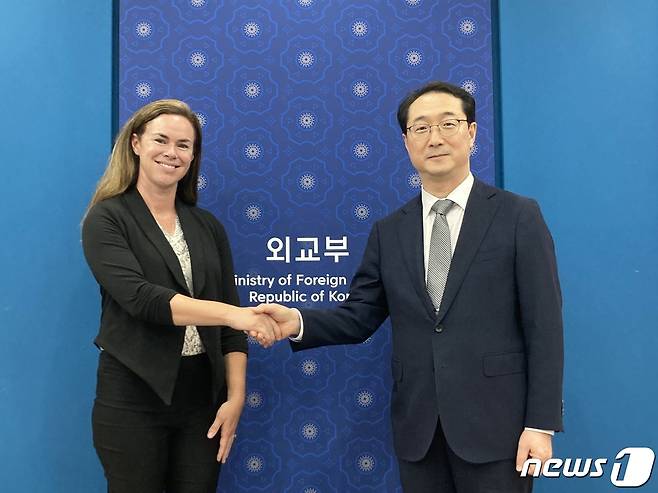 김건 외교부 한반도평화교섭본부장(오른쪽)과 에린 플란테 체이널리시스 부사장. (외교부 제공) 2023.6.7./뉴스1