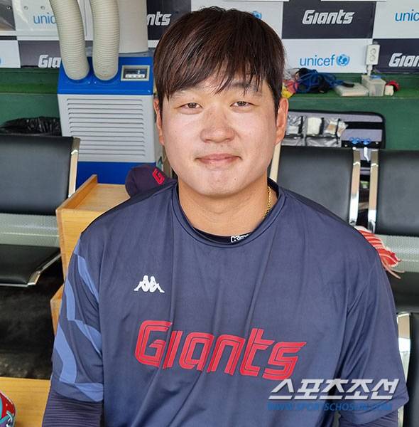 인터뷰에 임한 나균안. 김영록 기자