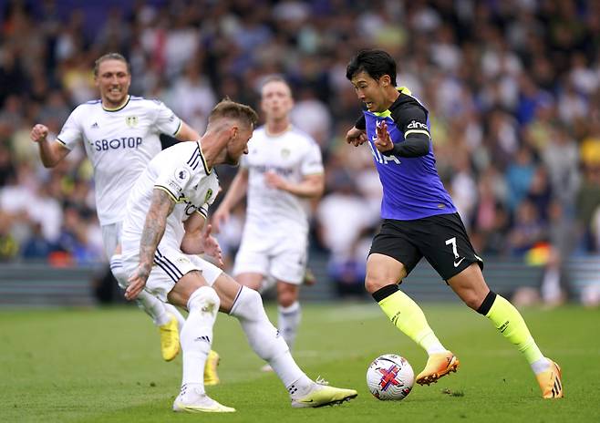 Tottenham Hotspur's Son Heung-min, right, and Leeds United's Liam Cooper battle for the ball during the English Premier League soccer match between Leeds United and Tottenham Hotspur at Elland Road, Leeds, England, Sunday May 28, 2023. (Tim Goode/PA via AP) UNITED KINGDOM OUT; NO SALES; NO ARCHIVE; PHOTOGRAPH MAY NOT BE STORED OR USED FOR MORE THAN 14 DAYS AFTER THE DAY OF TRANSMISSION; MANDATORY CREDIT







<저작권자(c) 연합뉴스, 무단 전재-재배포 금지>