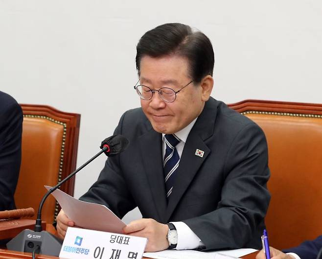 이재명 더불어민주당 대표가 지난 5일 국회에서 열린 최고위원회의에서 혁신기구 위원장에 이래경 다른백년 명예이사장을 선임하는 발표를 하고 있다. ⓒ뉴시스