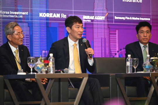 이복현(가운데) 금융감독원장이 지난달 9일 싱가포르에서 열린 해외 투자설명회에서 발언하고 있다. 금감원 제공