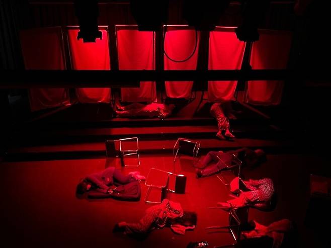 지난해 1월 광주 동구 미로센터 극장2에서 공연한 연극 ‘덩달아 무너진 세상’.극단 밝은밤 제공