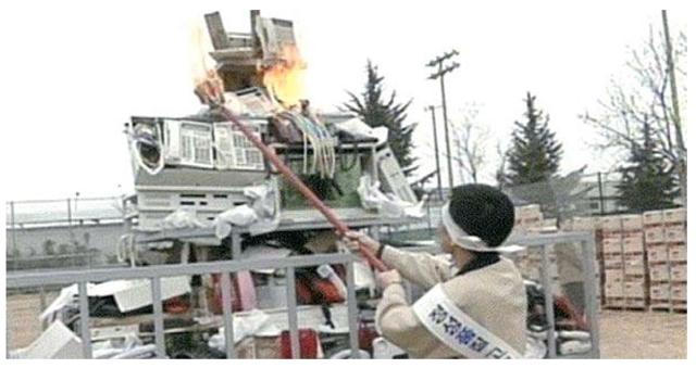 1995년 경북 구미시 삼성 구미사업장 운동장에서 애니콜 등 불량품 15만 대를 전량 폐기하는 모습. 당시 불량제품에 불을 붙이면서 '애니콜 화형식'이라고도 불렸다. 삼성전자 제공