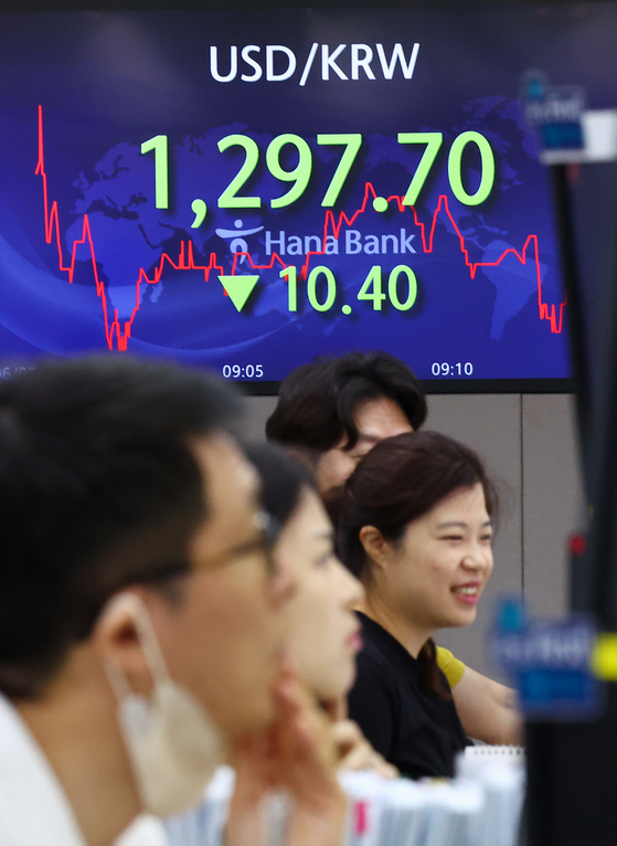 An electronic signboard at Hana Bank in central Seoul shows won trading below 1,300 won Wednesday. [YONHAP]