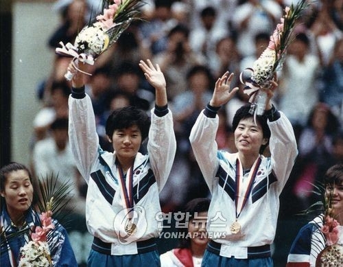 1988년 서울올림픽 탁구 여자복식에서 금메달을 차지한 현정화-양영자. [연합뉴스 자료사진]