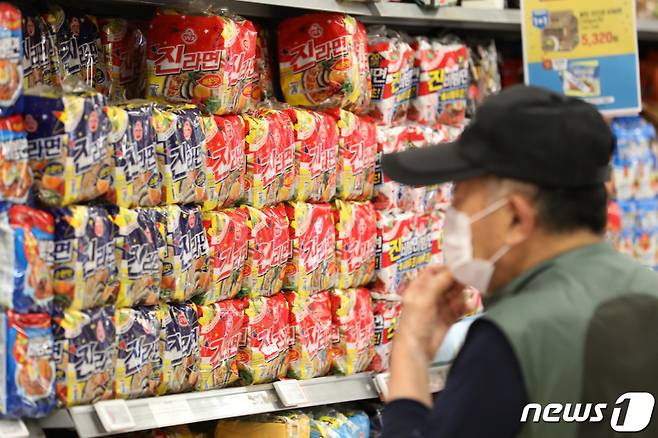 (서울=뉴스1) 김민지 기자 = 라면 물가가 글로벌 금융위기 이후 최고치를 기록했다. 5일 통계청 국가통계포털에 따르면 지난달 라면 소비자물가지수는 124.04로, 전년 동월 대비 13.1% 상승했다. 이는 2009년 2월(14.3%) 이후 14년 3개월 만에 가장 높은 수준이다. 사진은 이날 서울 시내 대형마트에 진열된 라면. 2023.6.5/뉴스1 Copyright (C) 뉴스1. All rights reserved. 무단 전재 및 재배포 금지.