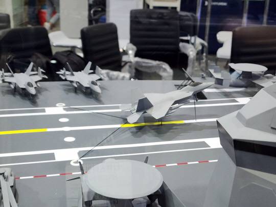 HD현대중공업이 7일 부산 벡스코에서 개막한 해양방위산업전(MADEX 2023) 자체 부스에서 2020년 선보인 스키점프 방식 대신 최신형 캐터펄트(사출기) 방식을 채택한 한국형 항모 모형을 선보였다. 디펜스 타임즈 제공