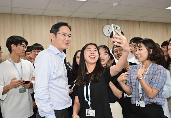 이재용 삼성전자 회장이 2019년 8월 청년 소프트웨어 아카데미(SSAFY) 광주캠퍼스를 방문해 소프트웨어 교육을 참관하고 교육생들과 기념촬영을 하고 있다. [삼성전자 제공]