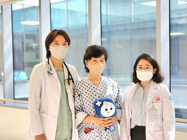 〈사진설명 : 심장유전질환 환자 B씨(60·사진 가운데)가 심장이식을 받고 회복한 뒤 김경희인천세종병원 심장이식센터장(사진 가장 왼쪽), 박수아 인천세종병원 심장이식 전담간호사(코디네이터)와 퇴원 전 기념촬영하고 있다. / 인천세종병원 제공〉