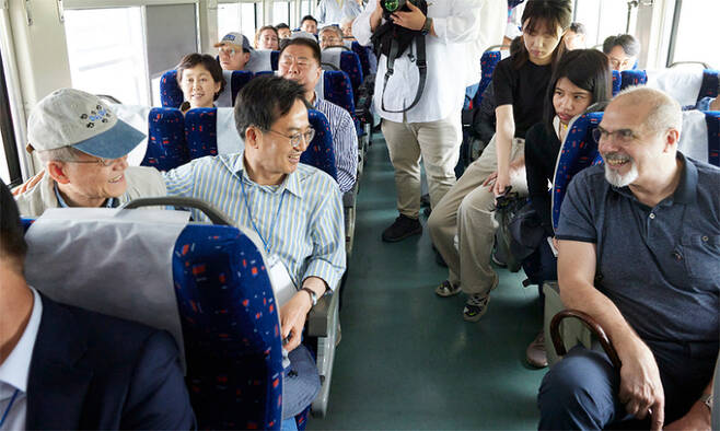 김동연 경기도지사가 주한 외국 대사 등과 도라산역으로 가는 열차에서 이야기를 나누고 있다.