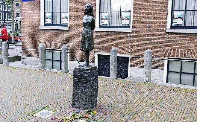 히틀러의 유대인 학살 정책으로 수용소에서 생을 마감한 안네 프랑크를 기리는 동상이 그가 살았던 암스테르담 집 근처에 세워져 있다.