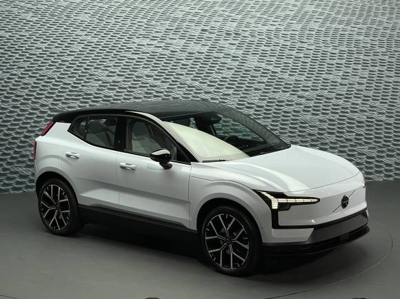 7일(현지시간) 세계 최초로 공개된 볼보자동차의 소형 전기 스포츠유틸리티차(SUV) ‘EX30’가 이탈리아 밀라노의 한 행사장에 전시돼 있다.