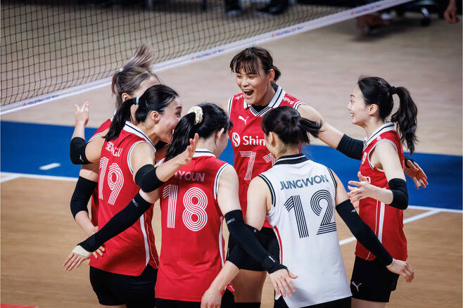 VNL 미국전에서 득점 후 기뻐하는 한국 여자배구 대표팀, FIVB