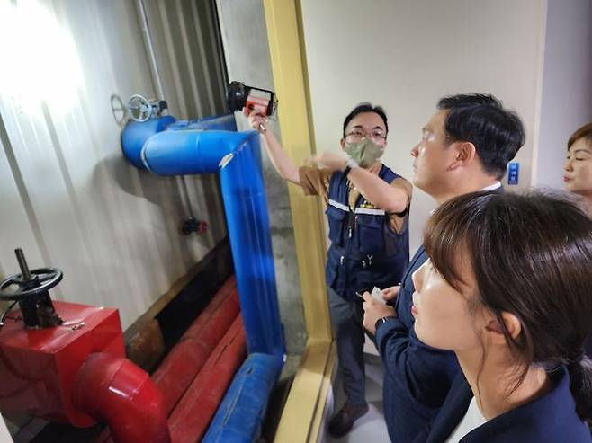 경기도의회 국민의힘 정책위 위원들이 경기종합노동복지회관 저수조를 점검하고 있다. ⓒ경기도의회 제공