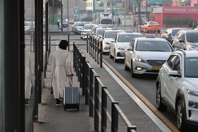 서울택시 기본요금이 4,800원으로 인상된 2월 1일 서울역 앞 택시 승강장에 택시들이 줄지어 서 있다. 연합뉴스