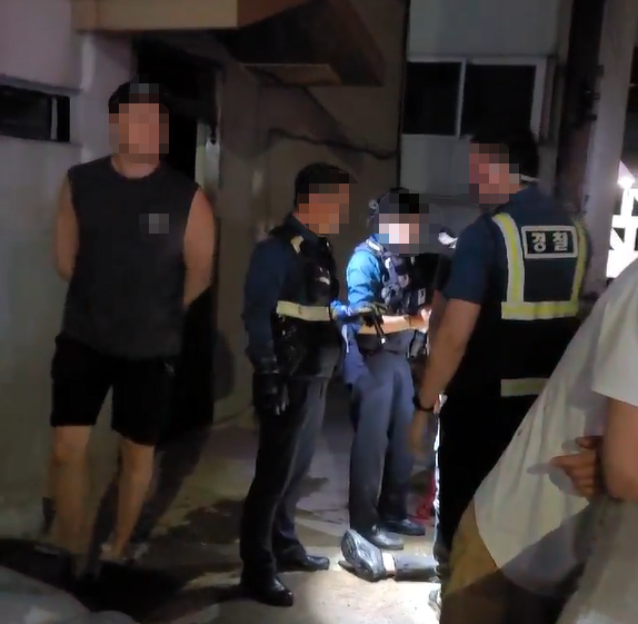 인천 연수구 연수1동 함박마을 한 건물 사이에서 폭행을 당한 외국인 남성이 쓰러져 있다. 독자 제공