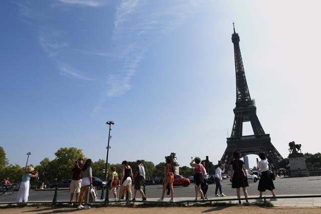 지난해 8월 프랑스 파리를 찾은 관광객들이 에펠탑으로 향하고 있다. 에펠탑의 높이가 OOOm보다 낮냐, 높으냐"라고 물으면 사람들은 그 기준점을 중심으로 에펠탑의 높이를 추측한다. 예컨대 기준점을 150m로 제시하면 사람들은 대개 에펠탑의 높이가 150m 남짓하다고 생각하는 것이다. 그러나 에펠탑의 실제 높이는 324m다. 인간은 사전에 주어진 기준을 중심으로 크게 벗어나지 못하고 판단하는 경향을 보이는데 이를 '정박효과'라고 부른다. AP 연합뉴스