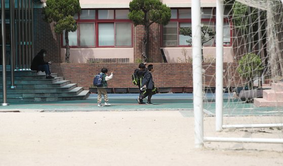 지난 4월 24일 오후 서울의 한 초등학교에서 학생들이 하교하는 모습. 뉴스1