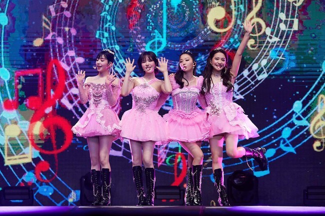 Group Red Velvet has wrapped up its first European tour in a booming market.According to SM Entertainment on June 8, Red Velvet will be held on May 24 (local time) in Paris, Germany on 27th, Berlin on 30th, Amsterdam on 30th and London on June 6th. Red Velvet 4th Concert: R to V (Red Velvet 4th Concert: Al to V).The London performance, which marked the finale of the European tour, was held at OVO Arena Wembley on the 6th.Red Velvet was filled with music and spectacular performances of their own unique charms, which led to an explosive response from audiences.In this performance, Red Velvet opened the stage with an elegant atmosphere of  ⁇  Feel My Rhythm ⁇ .It is followed by a variety of global hit songs such as Ice Cream Cake  ⁇ , Red Flavor  ⁇ , Chic and intense Peek-A-Boo  ⁇ ,  ⁇  Bad Boy  ⁇ ,  ⁇  Psycho  ⁇   ⁇  And the heat of the scene warmed up.The audience actively enjoyed the concert by shaking the fanlight throughout the performance and getting up from the seat and doing Korean Taechang.After a successful first European tour, Red Velvet said, Every performance was a happy moment. It was hard to have many people to enjoy with us.I was happy to be with you and it will be an unforgettable memory.On the other hand, Joey announced that he would stop his activities in April due to condition hunting. He plans to stop his schedule for a while and rest and concentrate on recovering his condition.