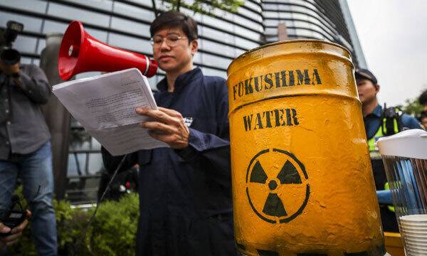 7일 서울 종로구 일본대사관 앞에서 녹색연합 관계자가 후쿠시마 오염수 방류 위험성을 강조하며 입장문을 발표하고 있다. 뉴시스
