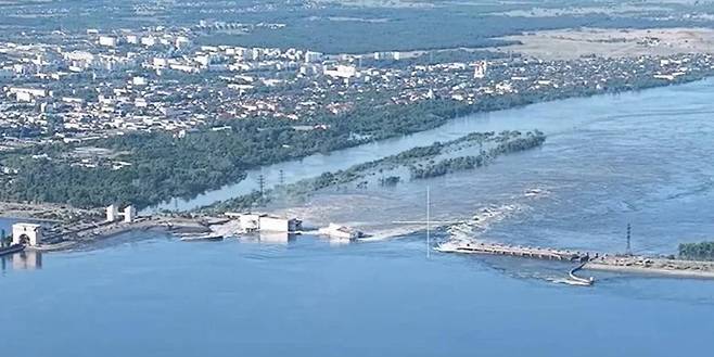 우크라이나 남부 헤르손주의 카호우카 댐이 폭파돼 홍수가 발생했다. / 사진=우크리드로에네르고