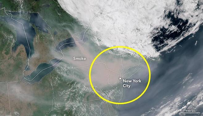 지난 7일 정지궤도환경위성(GOES-16)으로 촬영한 미 북동부 지역 모습. 갈색 연기가 자욱한 것이 보인다.