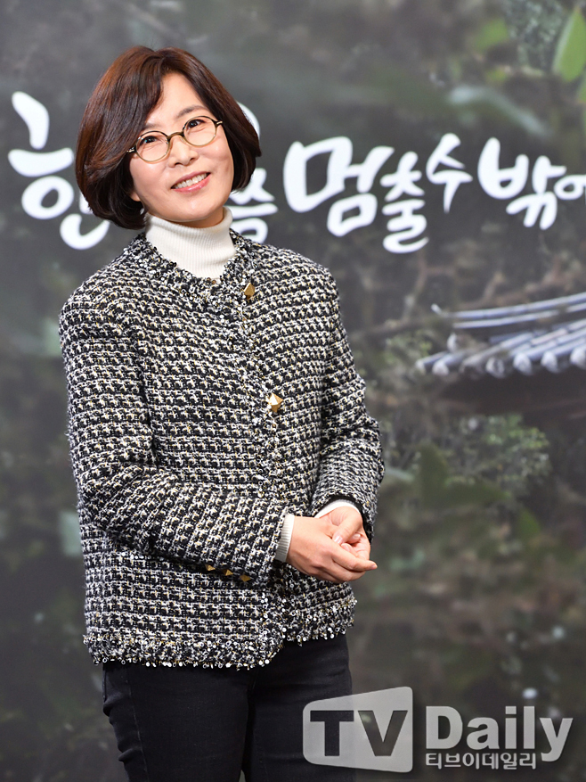 Singer Lee Sun-hee paid for apartment interiors with one entertainment corporations money. It has been confirmed that corporate funds are privately used.According to a real estate official, Lee Sun-hee handled the redevelopment apartment Interiors cost in Ichon-dong, Yongsan-gu, Seoul in 2014. It is said that the repair cost is more than 10 million won.The apartment was built in 1971, more than 50 years after its completion, and a real estate official explained the purpose of Interiors as a place where maintenance and renovation are essential for tenants.Lee Sun-hees suspicion of seizure is not likely to subside easily. The cost of the apartment interiors is an expenditure that has nothing to do with the one-enter corporation. In short, there is no business connection.A real estate official said the apartment was not used as a Lee Sun-hee studio or (singer) aspiring practice room, and said he hoped the police investigation would reveal why he handled the apartment repair costs with company money.In late May, Lee Sun-hee was questioned by police on charges of seizure.We are investigating Lee Sun-hee and Hooks abnormal transaction, Lee Sun-hee family and Kwon Jin Youngs familys illegal supply and demand, and private use of corporate funds.According to Dispatch, One Enter took nearly 900 million won from the Lee Sun-hee family and the Kwon Jin Young family in the name of salary and bonuses, and also sent more than 200 million won to Kwon Jin Young and his friend for concert production fees. ⁇ Hook ⁇  explained that  ⁇ Lee Sun-hee did not intervene in the management of the company, but the circumstances of using the companys money as  ⁇ Sabi ⁇  rather than  ⁇ Public funds ⁇  are being revealed one after another.