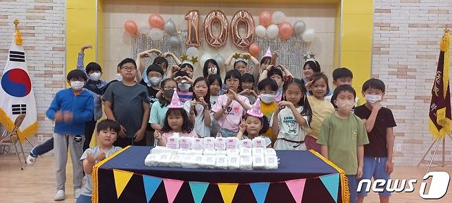 영동군 양강초등학교 학생들이 올해 입학한 1학년 학생들의 100일을 축하하는 행사를 하고 있다. (양강초 제공) /뉴스1