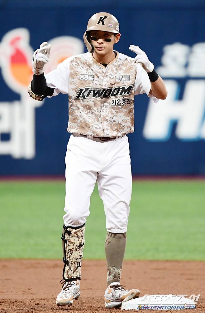 2023 KBO리그 LG트윈스와 키움히어로즈의 경기가 8일 고척스카이돔에서 열렸다. 키움 이정후가 1회말 무사 1,3루에서 2타점 2루타를 치고 있다. 고척=최문영 기자deer@sportschosun.com /2023.06.08/